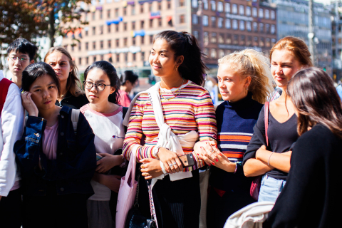 Elever viser gæster fra vores kinesiske partnerskole rundt i København