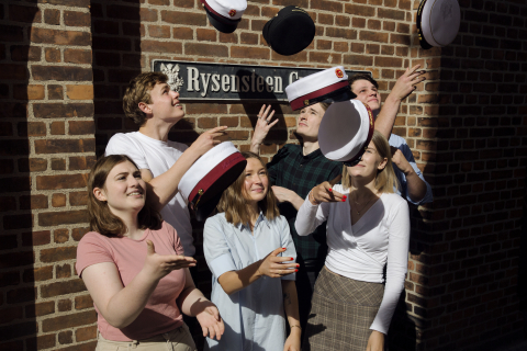 Glade studenter fra Rysensteen efter deres sidste eksamen i 3.g
